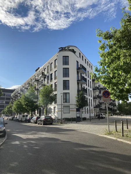 Hochwertige 2-Zimmer-Wohnung mit Balkon, Einbauküche und Tiefgarage in Charlottenburg-Berlin — photo 1